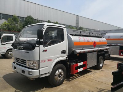 油罐車(chē)剎車(chē)至平穩(wěn)停車(chē)的技巧